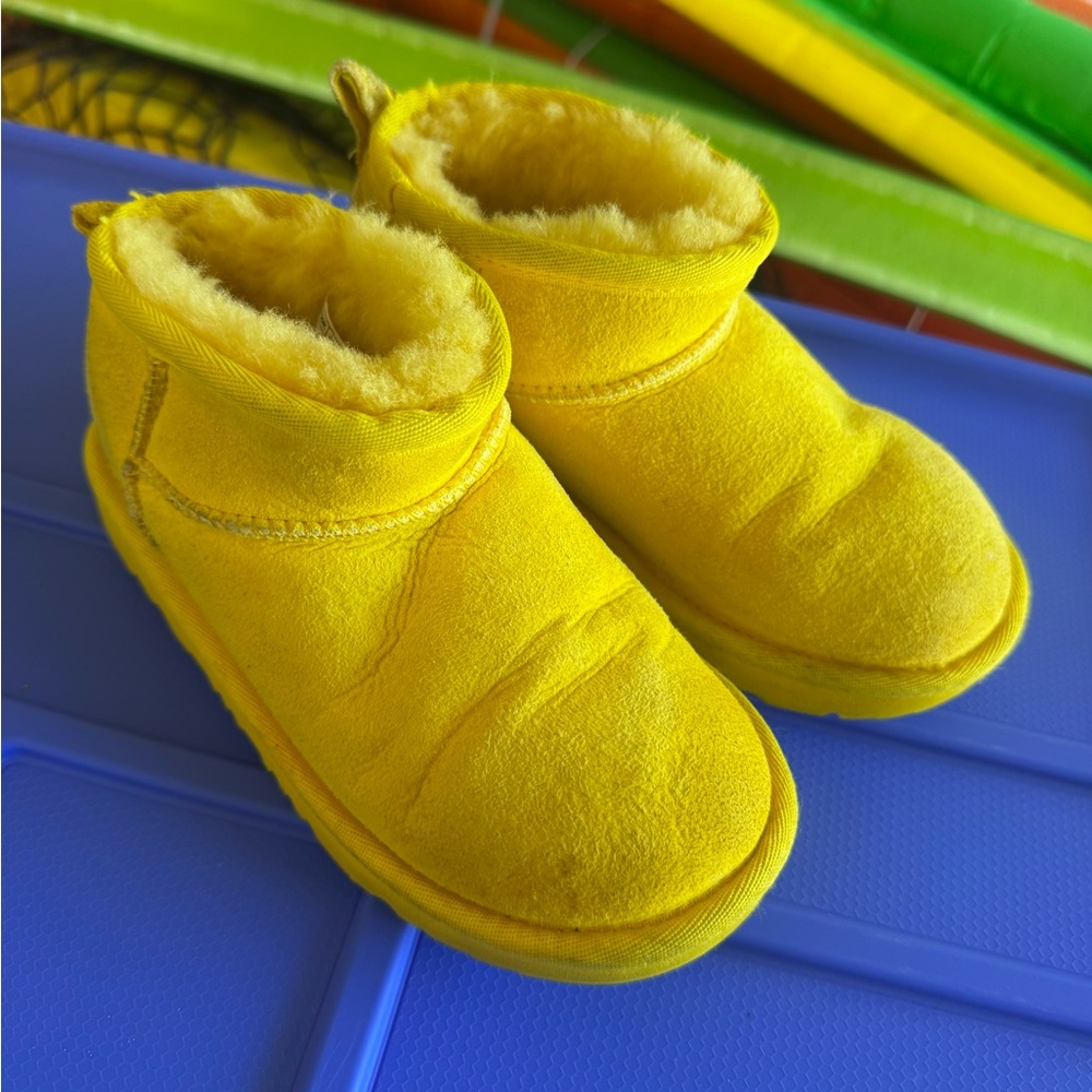 Ugg yellow size 13